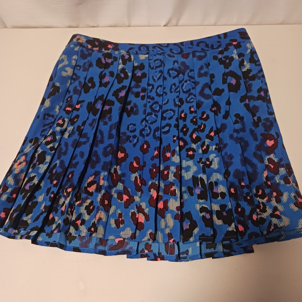 👗Nwot Lilly White pleated leopard print mini skirt  size medium